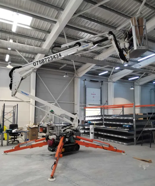 Platformă elevatoare în acțiune 1