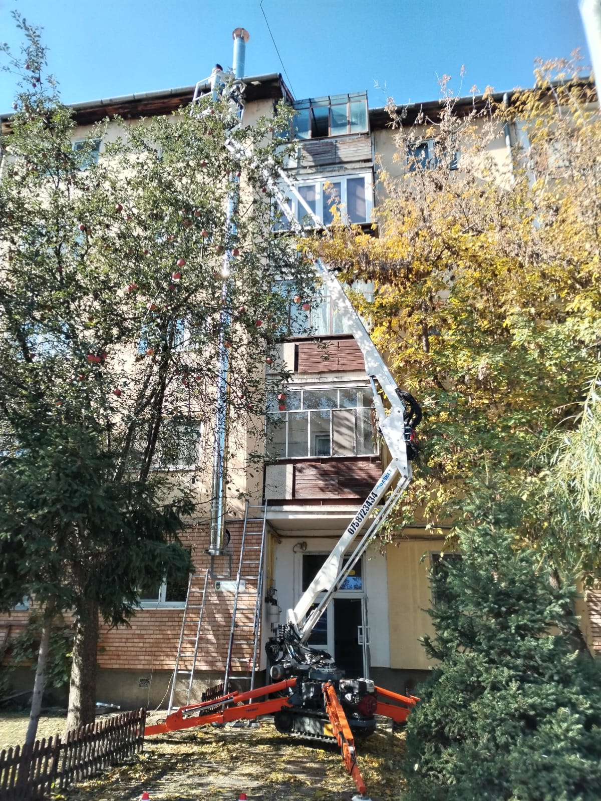 Platformă elevatoare în acțiune 3