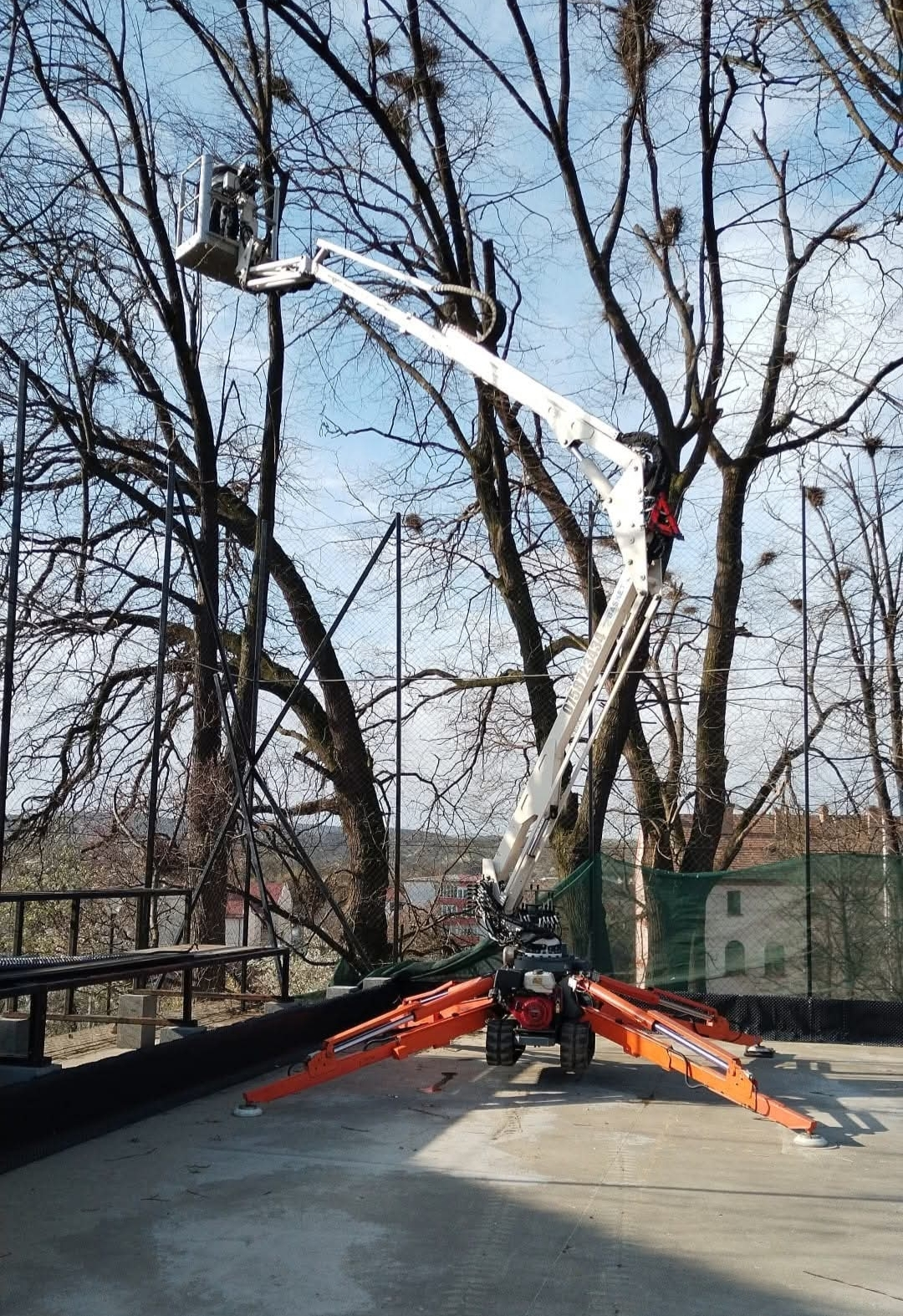 Platformă elevatoare în acțiune 4