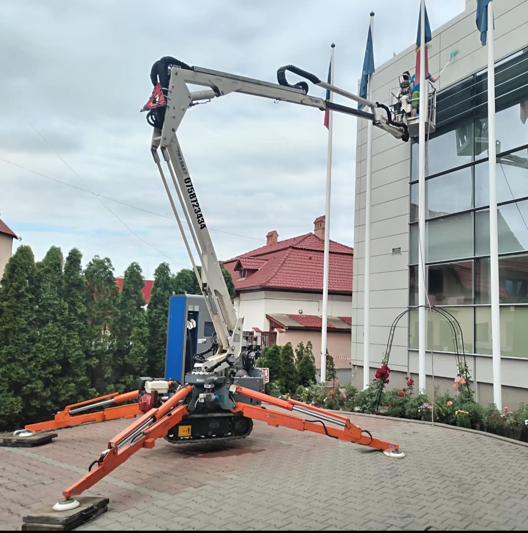 Platformă elevatoare în acțiune 5