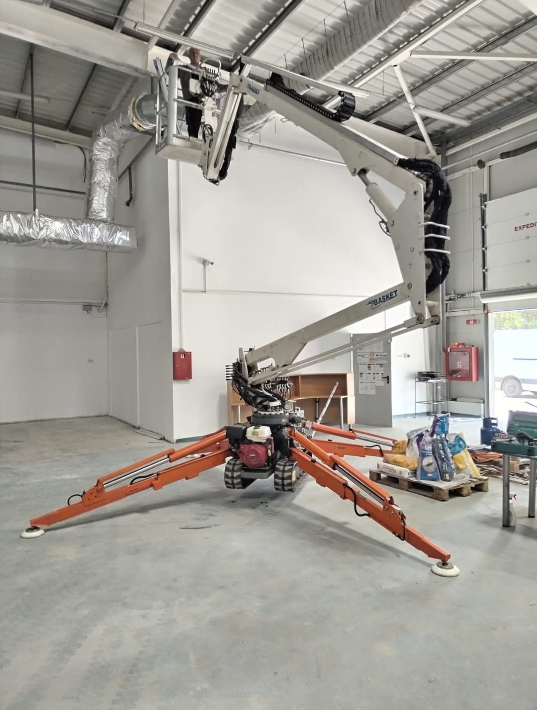 Platformă elevatoare în acțiune 6